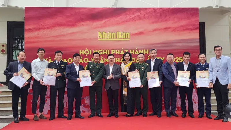Lãnh đạo Báo Nhân Dân và các doanh nghiệp đồng hành trao tặng hơn 40.000 tờ báo tết đến cán bộ, chiến sĩ biên giới, hải đảo