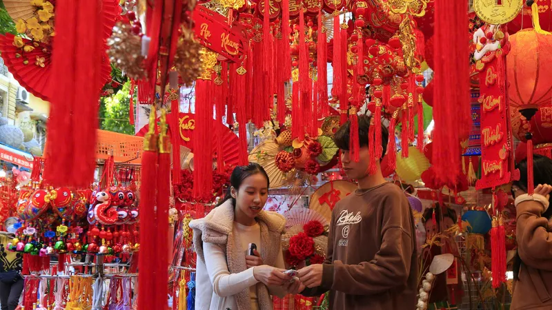 Hà Nội: Phố Hàng Mã rực sắc đỏ dịp cận tết