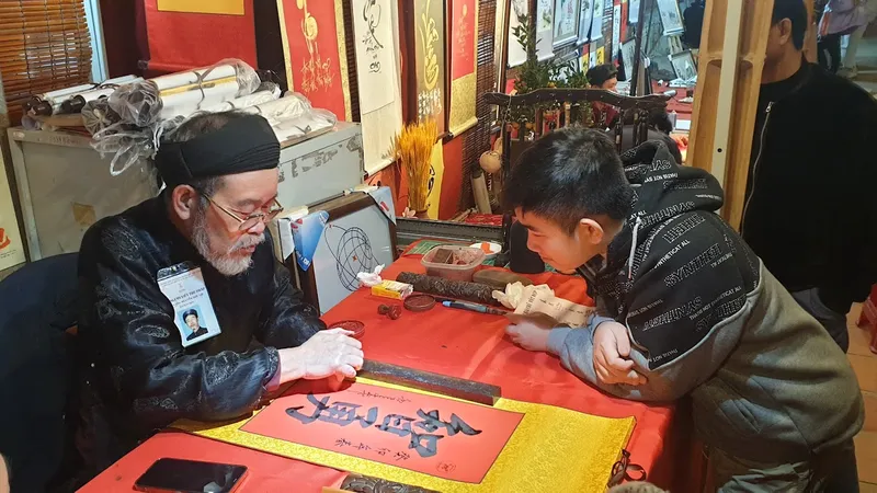 Hội chữ Xuân tại Văn Miếu Quốc Tử Giám sẽ mở cửa xuyên Tết. Ảnh THU HÀ
