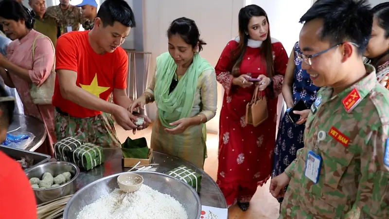 Hướng dẫn bạn bè quốc tế cùng trải nghiệm gói bánh chưng 
