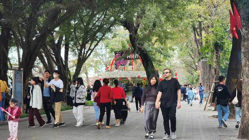 Khách tham quan một điểm du lịch. Ảnh: THU HÀ