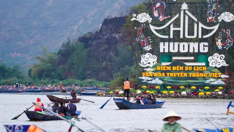 Hàng vạn phật tử, du khách thập phương dự khai hội Chùa Hương năm 2025. Ảnh: LINH NGUYỄN