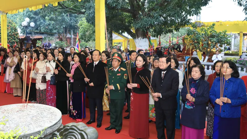 Các đại biểu dâng hương tại đền Hai Bà Trưng (huyện Mê Linh, TP Hà Nội) 