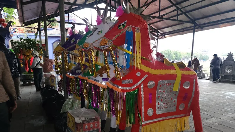 Vận động nhân dân không đốt đồ mã, vàng mã tràn lan. Ảnh THU HÀ