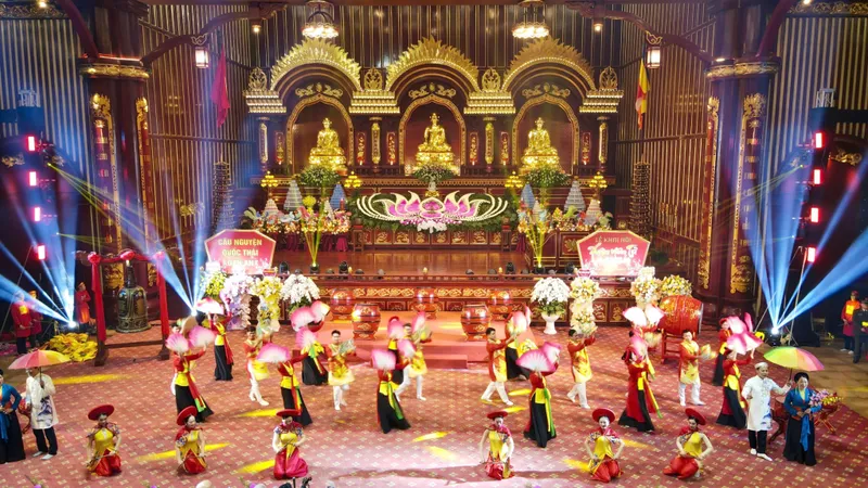 Non thiêng Yên Tử tưng bừng khai hội
