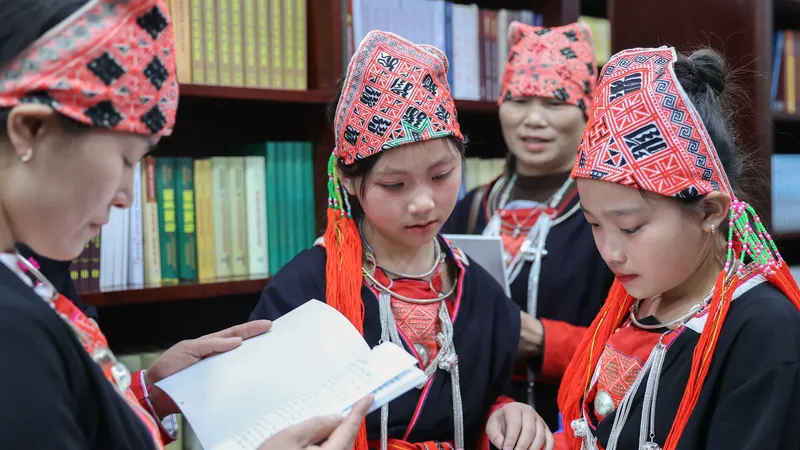 Học viện Phật giáo Việt Nam tại Hà Nội trao tặng tủ sách cho nhiều trường học