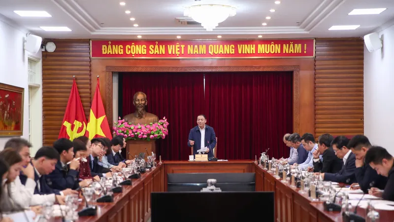 Bộ trưởng Bộ VH-TT-DL Nguyễn Văn Hùng làm việc với Cục Phát thanh, Truyền hình và Thông tin điện tử