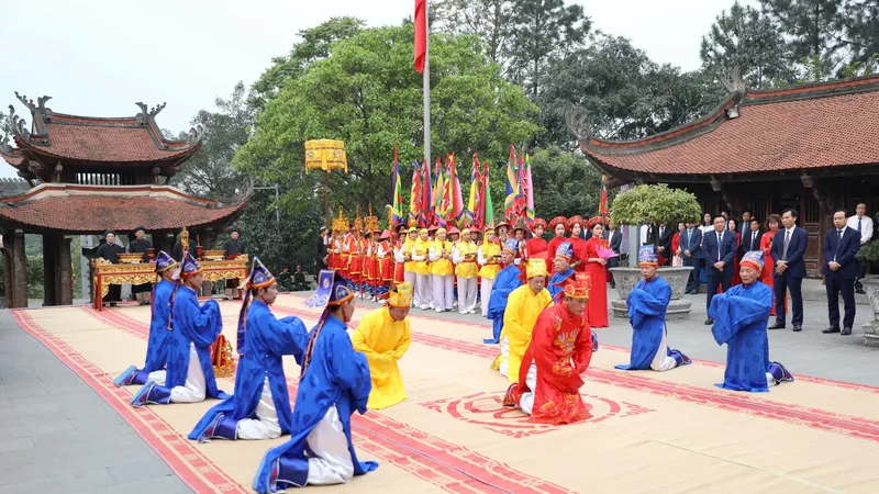 Dâng hương Đức Quốc Tổ Lạc Long Quân