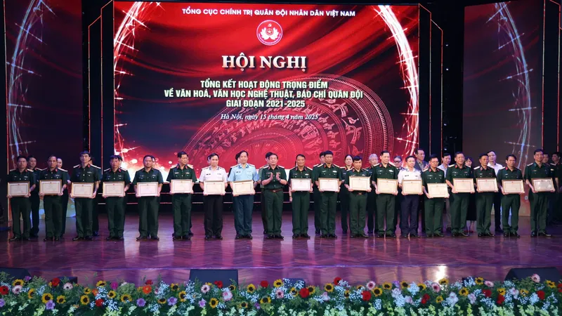 Trao bằng khen cho các tập thể có thành tích xuất sắc trong tổ chức các hoạt động trọng điểm về VHNT, báo chí Quân đội giai đoạn 2021-2025 