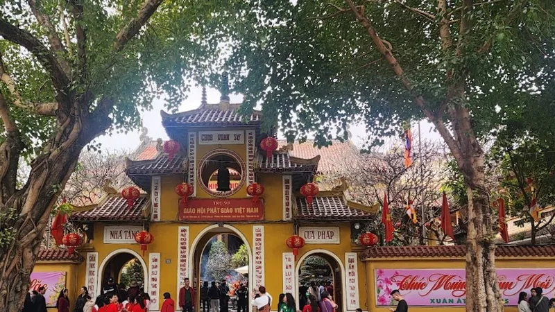 Sáng 30-4, các chùa cả nước đồng loạt thỉnh chuông 