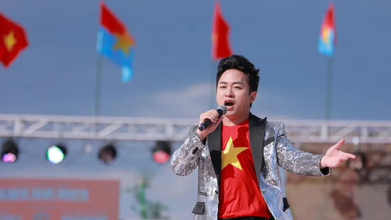Tùng Dương xúc động hát Quốc ca giữa rừng cờ đỏ sao vàng tại Nhật Bản