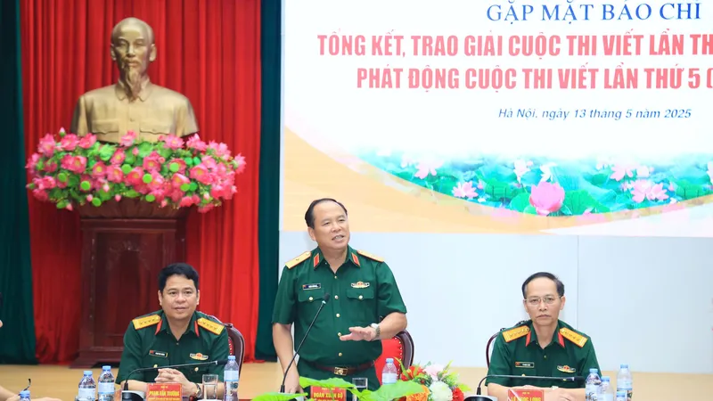 Thiếu tướng Đoàn Xuân Bộ, Tổng Biên tập Báo QĐND chia sẻ thông tin về cuộc thi viết “Bảo vệ nền tảng tư tưởng của Đảng trong tình hình mới” lần thứ 4