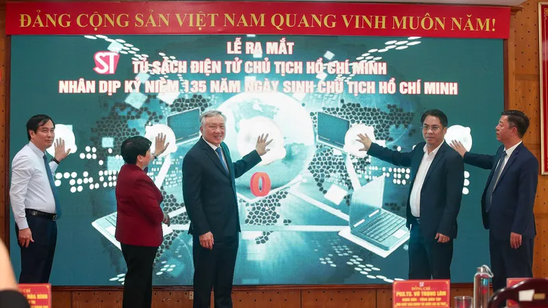 Phó Thủ tướng Thường trực Nguyễn Hòa Bình dự Lễ ra mắt Tủ sách điện tử Chủ tịch Hồ Chí Minh. Ảnh: NAM NGUYỄN