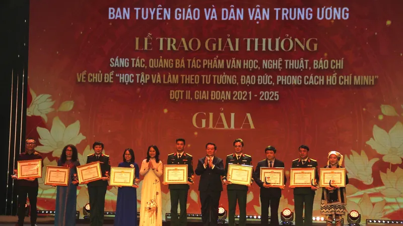 Trao giải A cho các tác phẩm xuất sắc. Ảnh: HOA NGUYỄN