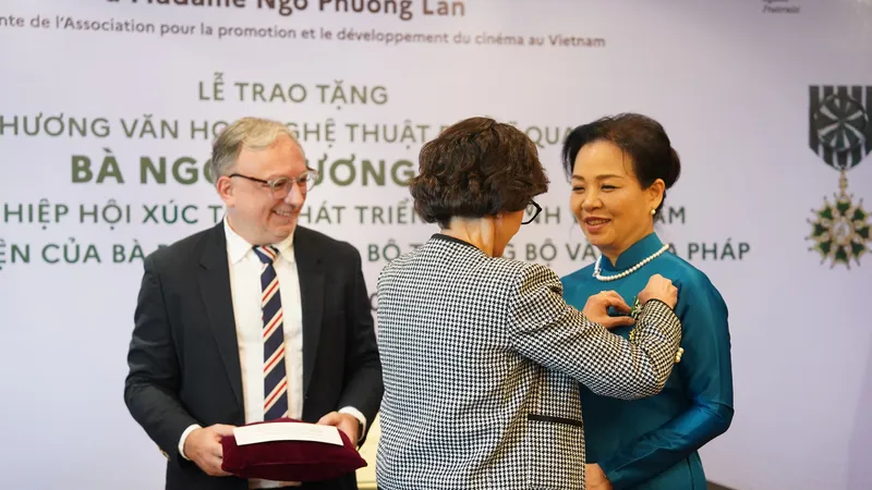 TS Ngô Phương Lan được trao tặng Huân chương Văn học Nghệ thuật bậc Sĩ quan của Pháp