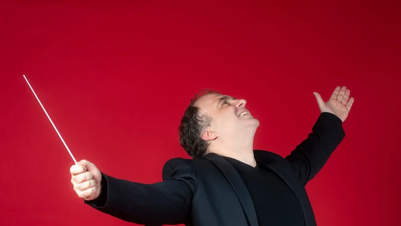 Nhạc trưởng Nayden Todorov, Giám đốc âm nhạc Nhà hát Opera Quốc gia Bulgaria sẽ biểu diễn trong chương trình