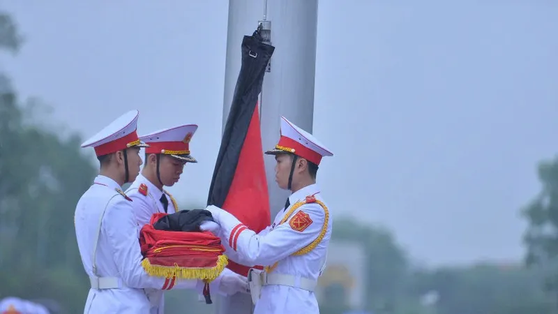 Nghi thức treo cờ rủ trong lễ quốc tang. Ảnh: ĐỖ TRUNG