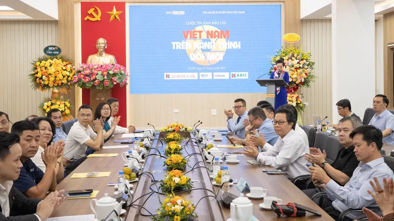 Phát động cuộc thi ảnh báo chí “Việt Nam trên hành trình đổi mới”