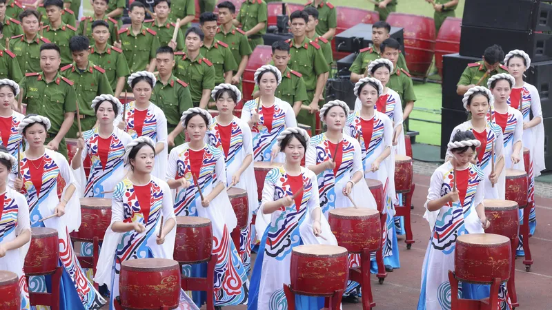 Gần 600 học viên cảnh sát đồng diễn trống hội tại sân Hàng Đẫy