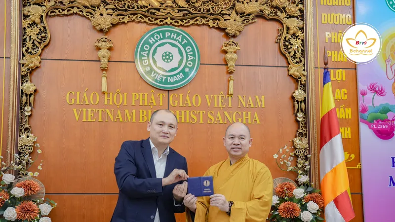 Thượng tọa Thích Đức Thiện nhận Huân chương Đại sứ Thiện chí 