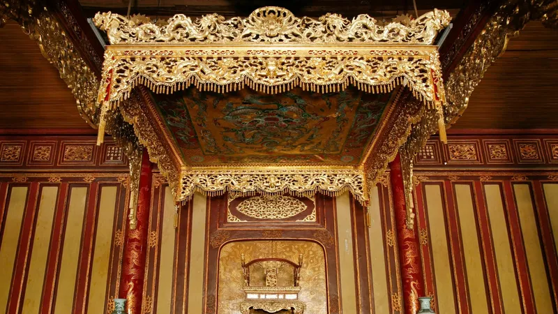 Ngai vàng triều Nguyễn trước khi bị phá hoại
