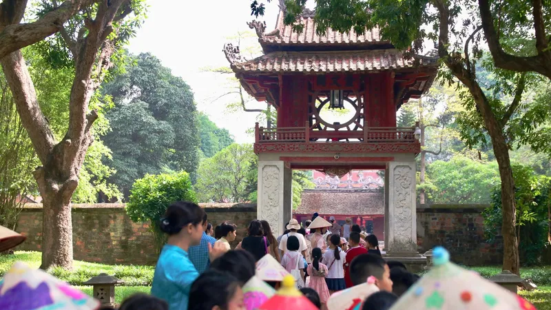 Khách tham quan di tích Văn Miếu- Quốc Tử Giám