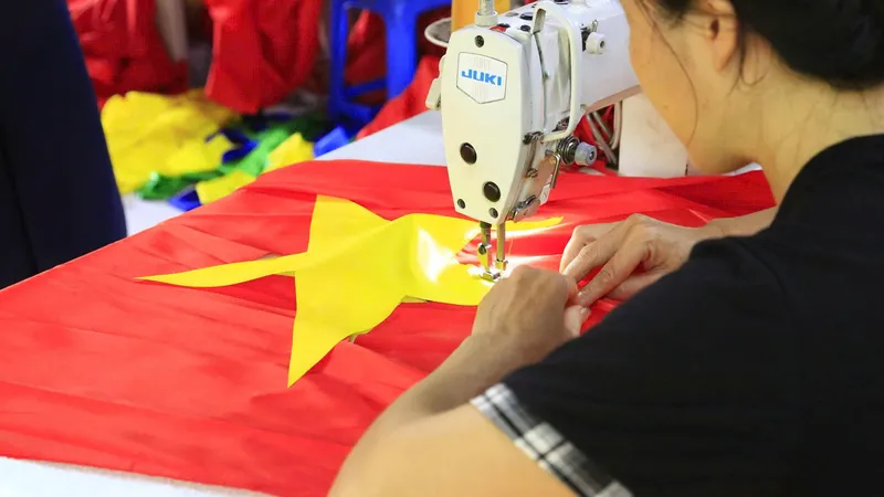 Xưởng may cờ Tổ quốc tất bật trước thềm Quốc khánh 2-9. Ảnh: HÀ NGUYỄN