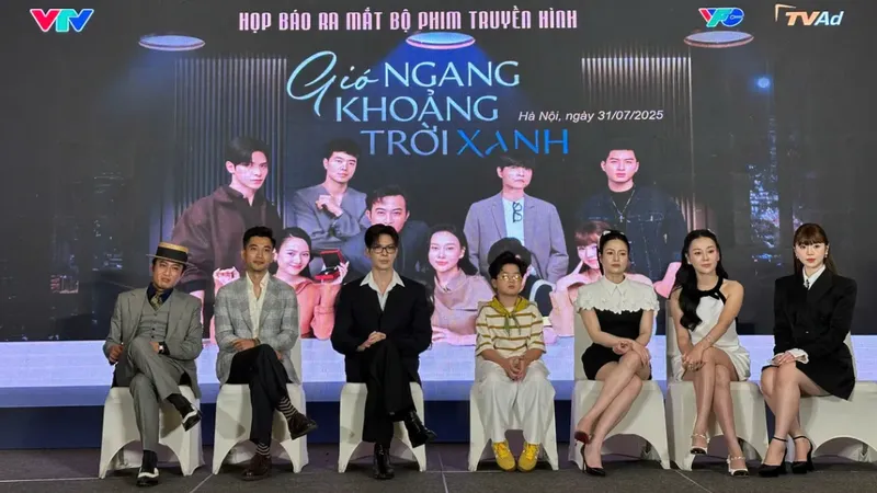 Đoàn phim "Gió ngang khoảng trời xanh" ra mắt tại Hà Nội
