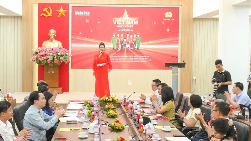 Họp báo công bố hoạt động “Cùng Việt Nam tiến bước”