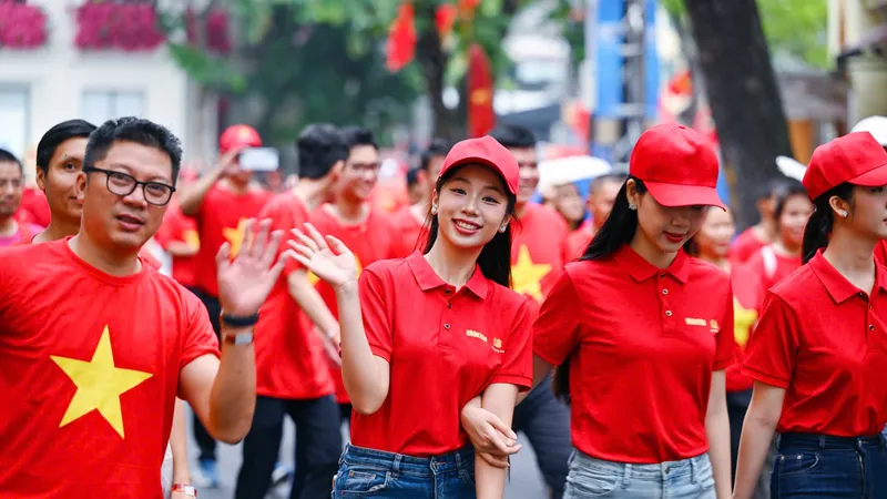 Biển người đỏ rực quanh Hồ Hoàn Kiếm trong ngày hội “Cùng Việt Nam tiến bước”