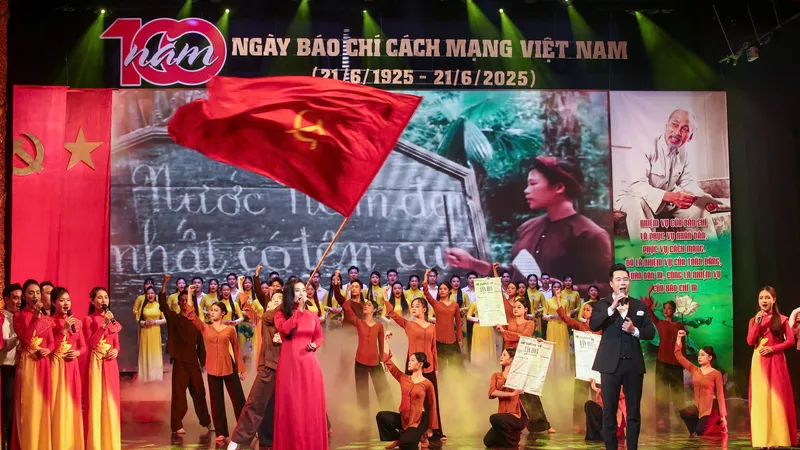 Chương trình ca nhạc nhân Ngày Báo chí cách mạng Việt Nam. Ảnh: NGUYỄN NAM