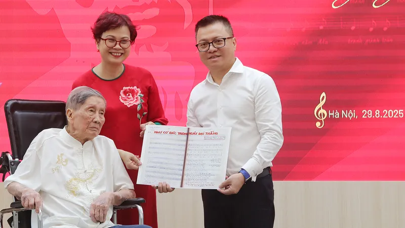 Nhạc sĩ Phạm Tuyên trao tặng bài hát “Như có Bác trong ngày đại thắng” cho Báo Nhân Dân