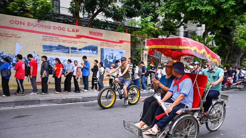 Trải nghiệm lịch sử qua triển lãm "80 năm rạng rỡ non sông - Con đường Độc lập”
