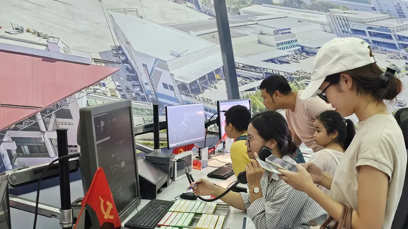 Trải nghiệm điều hành máy bay gây ấn tượng tại Triển lãm thành tựu đất nước