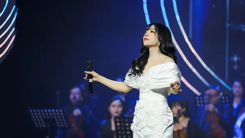 Quán quân Sao Mai điểm hẹn 2010 Minh Chuyên