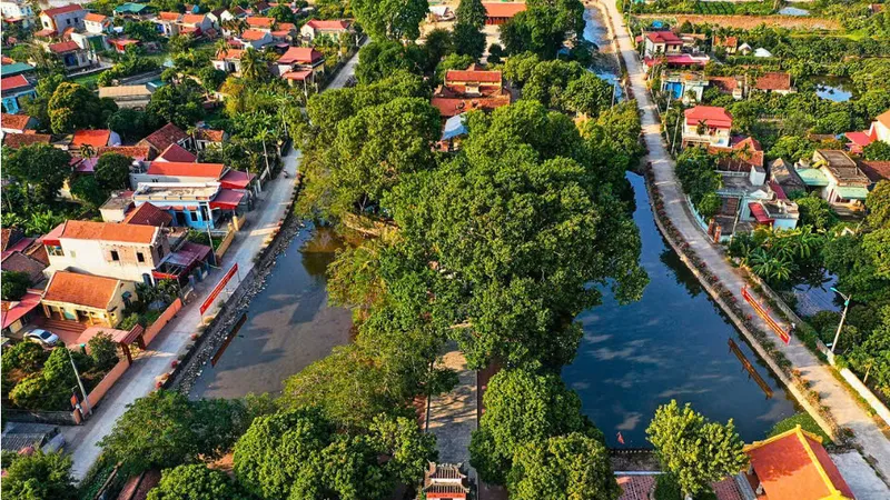 Di tích quốc gia đặc biệt Đền Trần Thương. Tương truyền, nơi đây từng là kho lương lớn của quân Trần trong cuộc kháng chiến chống Nguyên - Mông thế kỷ XIII.