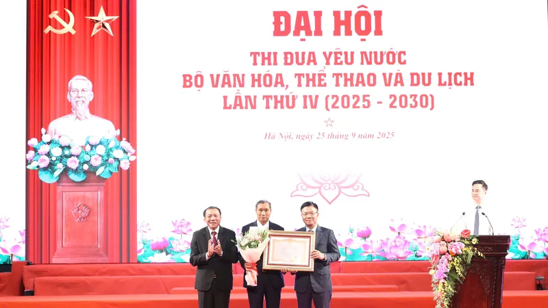 Phó Thủ tướng Chính phủ Lê Thành Long, Bộ trưởng Bộ VH-TT-DL Nguyễn Văn Hùng trao danh hiệu Anh hùng Lao động và hoa cho HLV Mai Đức Chung