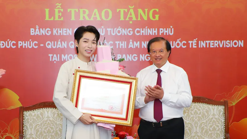 Thứ trưởng Tạ Quang Đông trao Bằng khen của Thủ tướng Chính phủ cho ca sĩ Đức Phúc