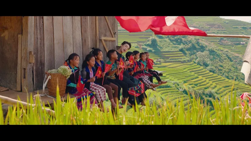 Hình ảnh trong MV "Yêu Tổ quốc - Yêu đồng bào"