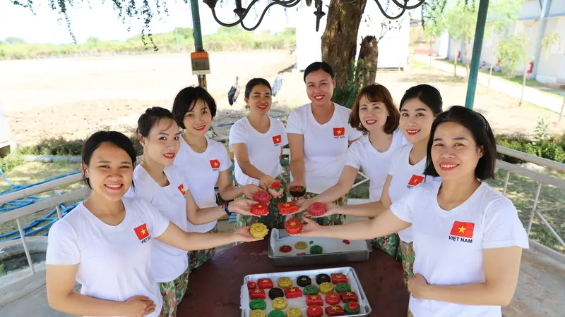 Chi hội Phụ nữ Đội công binh Việt Nam tại Abyei tổ chức làm bánh nhân dịp Ngày Phụ nữ Việt Nam 20-10