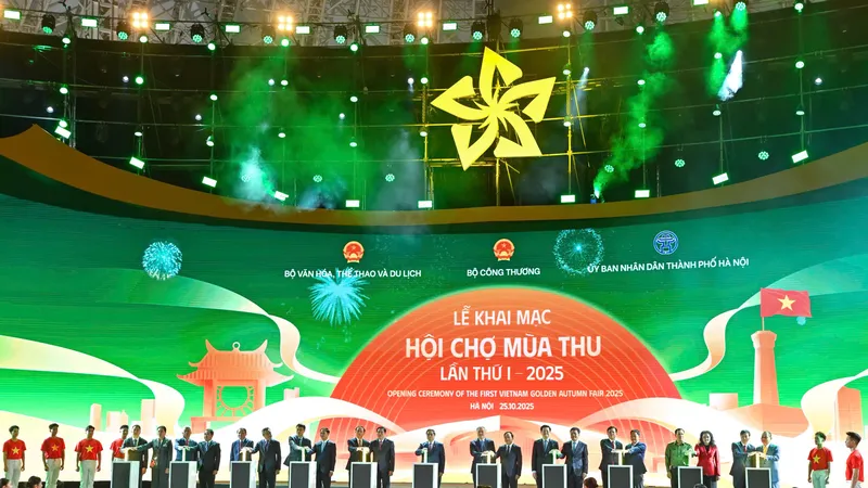 Khai mạc Hội chợ Mùa Thu lần thứ nhất năm 2025. Ảnh VIẾT CHUNG