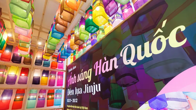 Gần 1.300 chiếc đèn lụa Jinju tỏa sáng rực rỡ tại Hà Nội