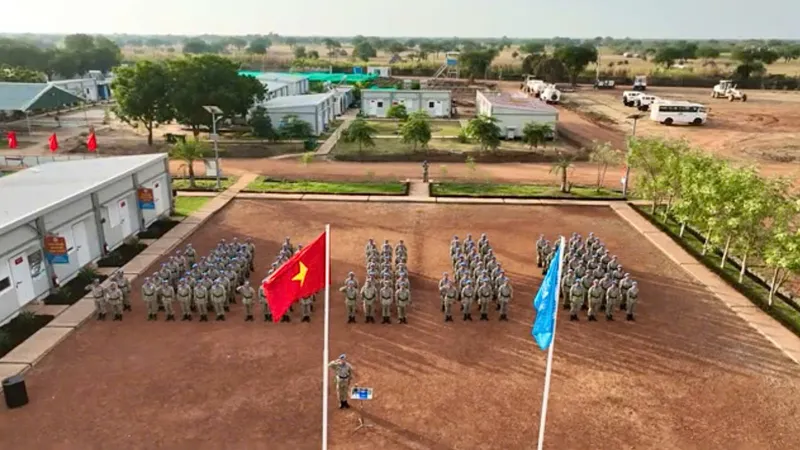 Xúc động lễ chào cờ của những chiến sĩ “mũ nồi xanh” Việt Nam tại vùng đất Abyei 