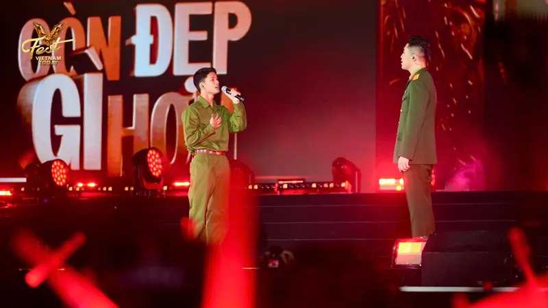 Nguyễn Hùng và Vũ thể hiện ca khúc "Còn gì đẹp hơn"
