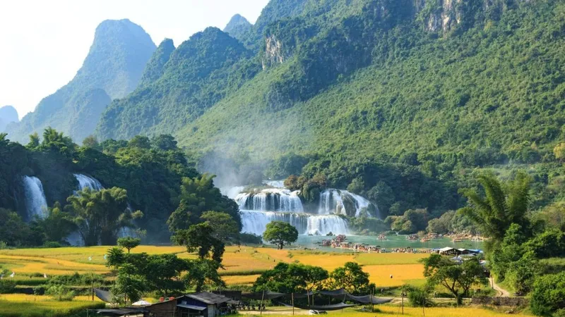 Việt Nam đón gần 17,2 triệu lượt khách quốc tế trong 10 tháng
