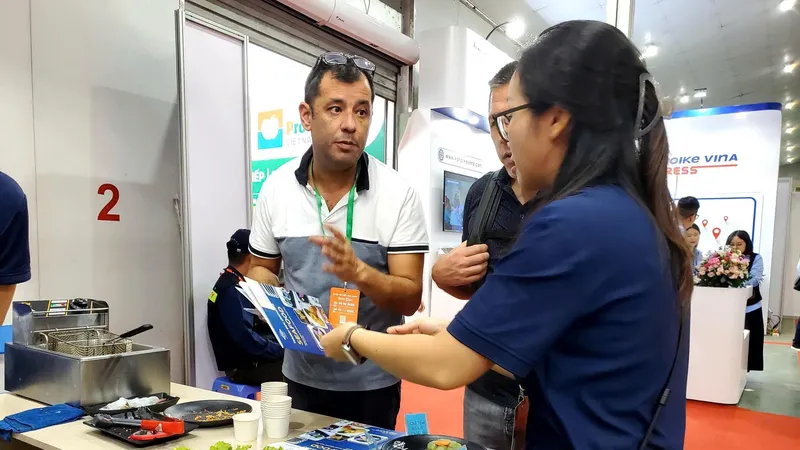 Khách hàng tham quan trải nghiệm gian hàng tại Triển lãm quốc tế Thực phẩm và Đồ uống 2025. Ảnh: HÀ NGUYỄN
