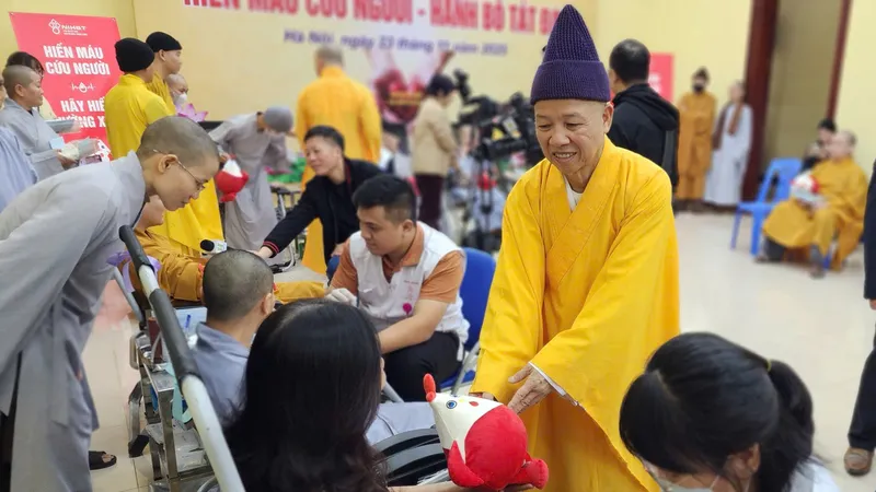 Hòa thượng Thích Thanh Quyết động viên các tăng ni, phật tử tham gia hiến máu nhân đạo