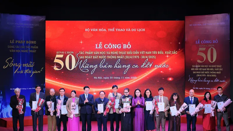 Vinh danh các tác giả văn học lọt vào danh sách bình chọn 50 tác phẩm VH-NT biểu diễn xuất sắc giai đoạn 1975 - 2025. Ảnh: LÊ ĐÔNG
