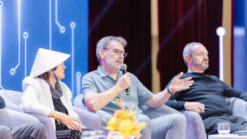 Các chủ nhân Giải thưởng VinFuture 2025 truyền lửa khoa học cho sinh viên