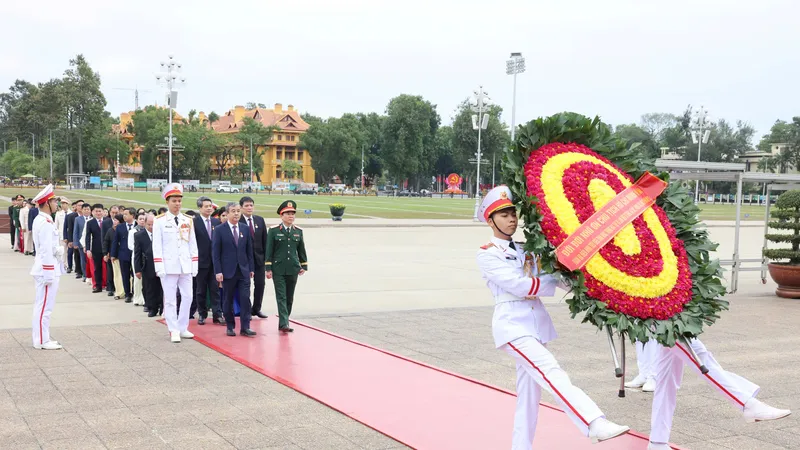 Lễ báo công dâng Bác. Ảnh: VIẾT CHUNG